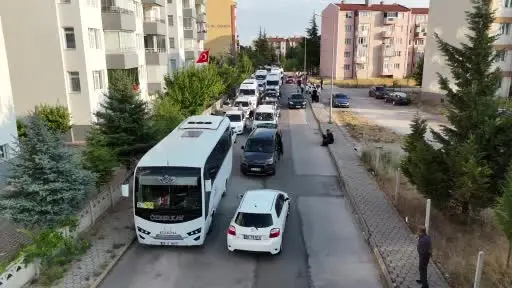 Eskişehir’de servis araçlarından renkli düğün konvoyu