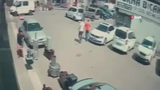 Direksiyon başında rahatsızlanan sürücü 6 araca çarptı: Kaza anı kamerada