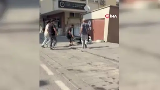 Kavga ettikleri şahsı taşla bayılttılar... Sokak ortasındaki kavga kamerada