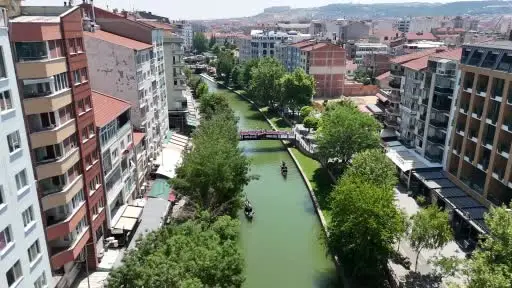 Dükkanda değil su üzerinde saç tıraşı