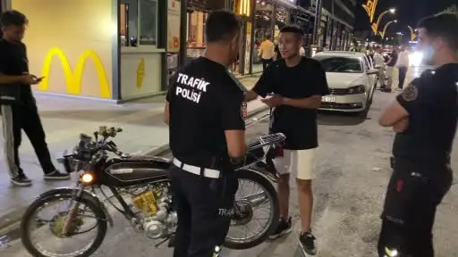Plakasız motosikletle yakalandı, "Yakından çekme çirkin çıkıyorum" dedi