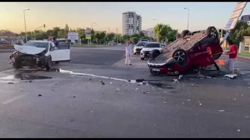 Çarpışan otomobillerden biri takla attı: 2 yaralı