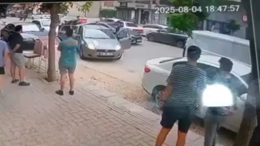 İş makinesi operatörü 5 araca çarptı, kepçesine aldığı 2 yaya yaralandı
