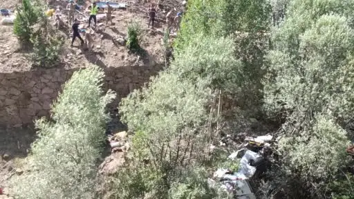 Tarım işçilerini taşıyan minibüs uçurumdan yuvarlandı; 4 ölü , 18 yaralı var