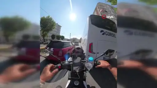 Motosiklet sürücüsünün sevmek istediği köpeklerin saldırısına uğradığı anlar kask kamerasında
