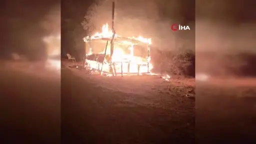 Kavun satış tezgahı alevlere teslim oldu