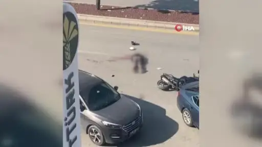 İki otomobilin arasında sıkışan motosiklet sürücüsü hayatını kaybetti