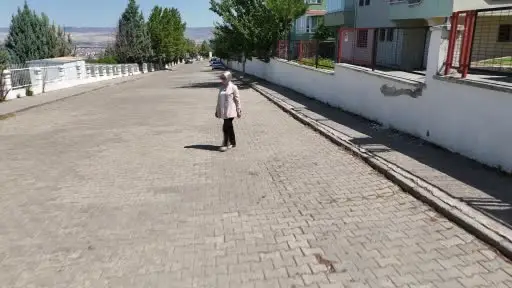 3 çocuk annesi kadın direksiyonuna geçtiği servisle 2 yıldır öğrenci taşıyor