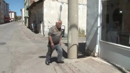 Sivas’ın en yaşlı berberi, 35 yıldır kerpiç dükkanda berberlik yapıyor