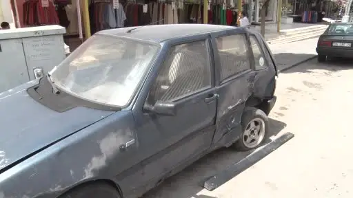 Direksiyon hakimiyetini kaybeden minibüs sürücüsü, park halindeki 4 otomobile çarptı