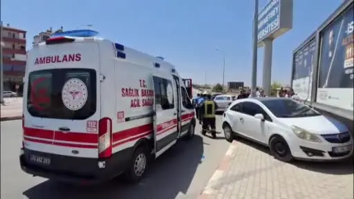 Karaman’da kontrolden çıkan otomobil aydınlatma direğine çarptı