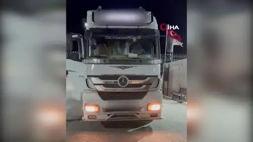 Tırdan 9 düzensiz göçmen ve 1,5 milyonluk kaçak elektronik sigara çıktı