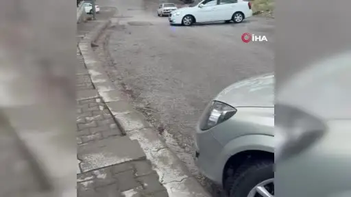 Ankara’da minibüs yol kenarına devrildi