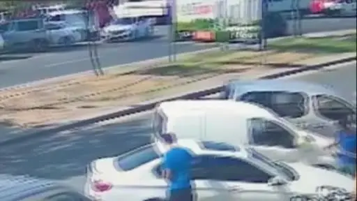 Ankara’da kontrolden çıkan otomobil refüje devrildi