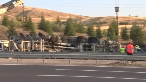 Beton mikseri otomobilin üzerine devrildi: 6 yaralı