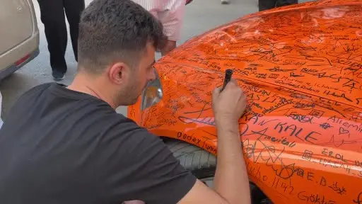 Otomobili görenler imza atmadan geçmiyor