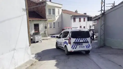 56 yaşındaki adam yaşadığı evin önünde ölü bulundu