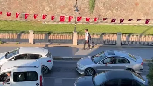 Çocuğun bayrak hassasiyeti kamerada