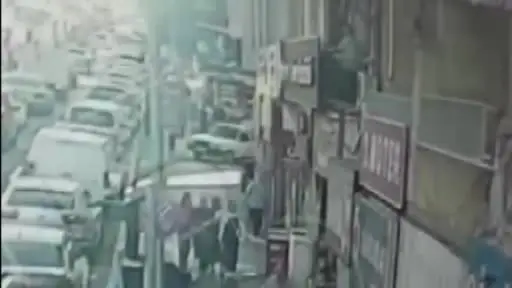 Yolu bıraktı, kaldırımdan ilerledi