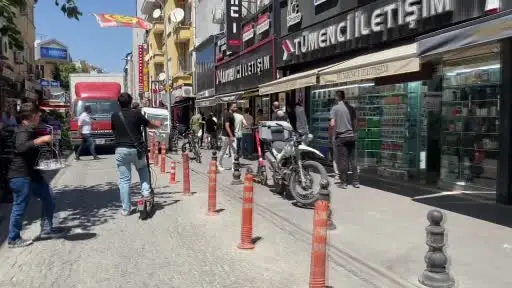 Sopalı yumruklu yol kapatma kavgası kamerada