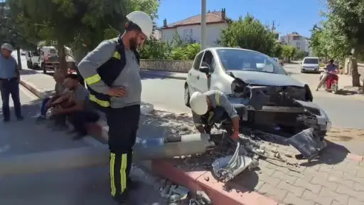 Karaman’da kediye çarpmamak için manevra yapan sürücünün otomobili aydınlatma direğini devirdi