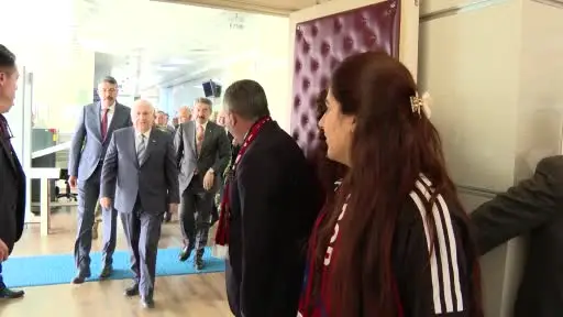 Bakan Güler, Hakkari ziyaretinde Yüksekova Kadın Futbol Takımı ile bir araya geldi