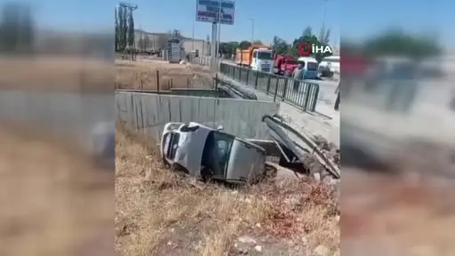 Ehliyetsiz genç kaza yaptı, araçtaki 3 kişi yaralandı