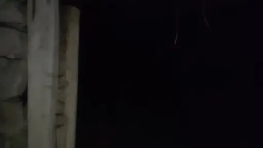 Cinlerin sardığı söylentisi sonrası terk edilen köyde sabahlamak istedi, besmeleler çekerek terk edilmiş evlere girdi
