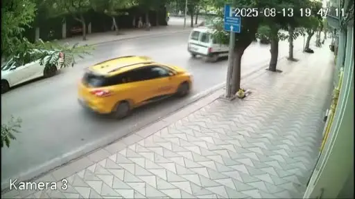 Kasksız yolcu taşıyan sürücü motosikleti yere yatırdı