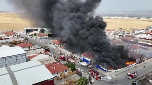 Eskişehir’de geri dönüşüm fabrikasında büyük yangın