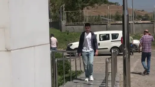 Türk bayrağı hassasiyetiyle yürekleri ısıtan çocuk: "Her gördüğüm bayrağı düzeltiyordum"