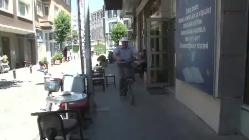 Kanser arkadaşı için baktığı dükkan yanınca eskisinden daha güzel hale getirdi