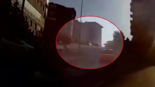 Mamak’ta taksi ile kamyonetin çarpıştığı kaza kamerada