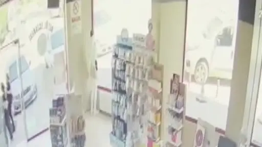 Ankara’da kontrolden çıkan otomobil eczaneye çarparak durabildi