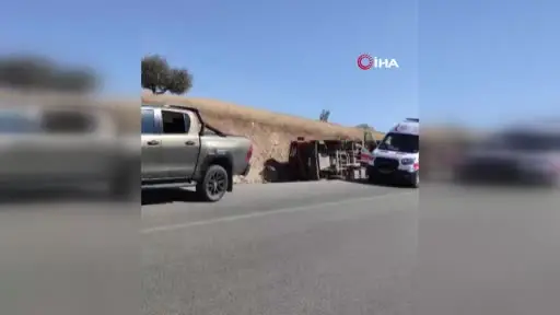Konya’da mermer blok ve tomruk taşıyan tırlar devrildi: 2 yaralı