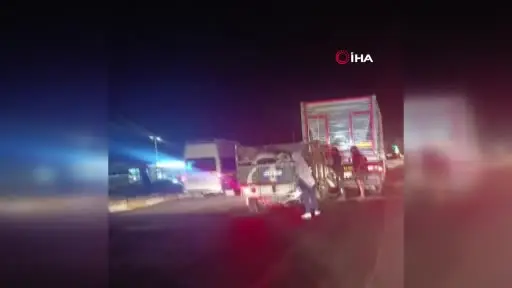 Kamyonet tıra arkadan çarptı: 1 ağır yaralı