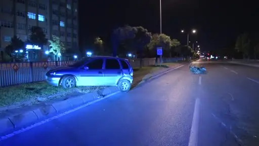 Motosikletle çarpışan otomobil refüje çıktı: 3 yaralı