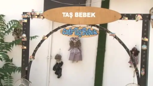 Ankara Kalesi’ndeki Taş Bebek Kafe, 17 bin parçalık koleksiyonuyla dikkat çekiyor