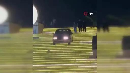 Ankara’da sürücü otomobiliyle AVM merdivenlerden inmeye çalıştı