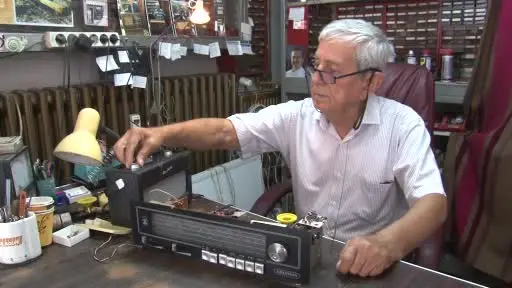 Fehmi amcanın 62 yıldır mesleği olan radyo tamirciliği son demlerini yaşıyor
