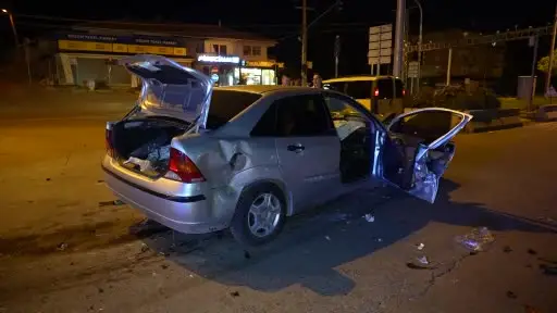 Ticari taksi ile otomobil kafa kafaya çarpıştı: 3 yaralı
