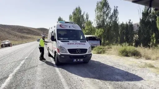 Virajı alamayan kamyonet takla attı: 2 yaralı