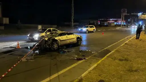 Bariyere çarpan otomobil metrelerce sürüklendi: 1 ölü, 1 yaralı