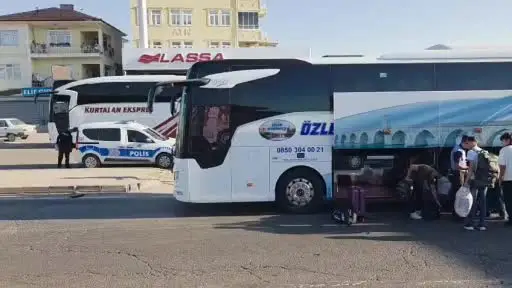 Başkentte otomobil otobüse çarptı: 2 yaralı