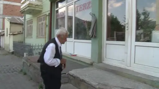 Terzilik mesleğini 80 yıldır sürdüren yaşlı adam: ’’Dükkânı açmazsam hasta olurum’’