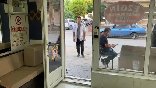 Mahalle berberi, 16 yıldır müşterisi olan zihinsel engelli Faruk’u evladı gibi sahiplendi