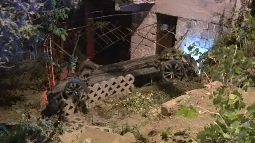 Ehliyetsiz sürücü evin bahçesine uçtu: 3 yaralı