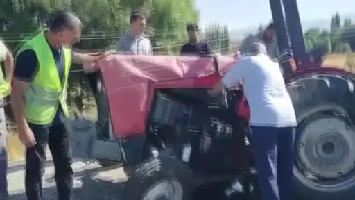 Traktör ile otomobil çarpıştı: 3 yaralı