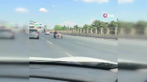 Ankara’da tehlikeli yolculuk: Motosikletin yanına eklediği platformla insanları taşıdı