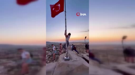 Bayrak direğine saygısızlık tepkilere neden oldu